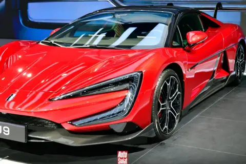 Czerwony supersamochód Yangwang U9 z czarnym dachem i agresywnym designem, prezentowany na wystawie.