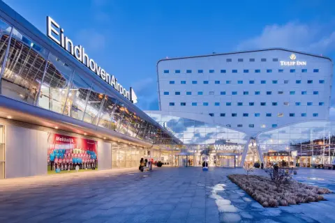 Nowoczesne lotnisko w Eindhoven z hotelem Tulip Inn. Czy na lotnisku w Eindhoven można palić? Sprawdź regulamin przed podróżą.