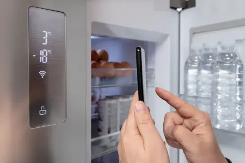 Użyj smartfona do sterowania lodówką Beko, sprawdzając temperaturę i ustawienia. Instrukcja pralki Beko może pomóc w konfiguracji.