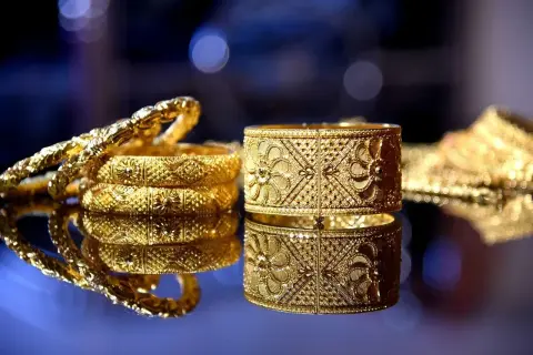 Brazaletes de oro con intrincados diseños florales, perfectos para saber como saber si es oro de 18k o 24k.
