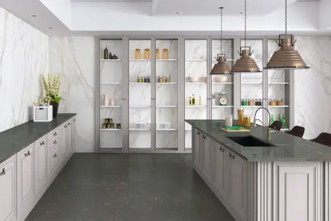 Cocina moderna con encimeras oscuras y armarios blancos. El suelo oscuro complementa los suelos para cocinas blancas, creando un contraste elegante.