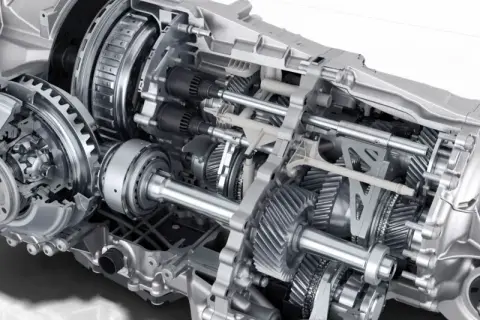 Przekładnia PDK, czyli Porsche Doppelkupplung, to zaawansowany system dwusprzęgłowy. Widzimy jej wewnętrzną budowę z licznymi zębatkami i elementami hydraulicznymi.