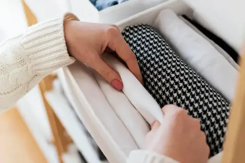 Jak usunąć zapach perfum z ubrania - skuteczne metody i porady
