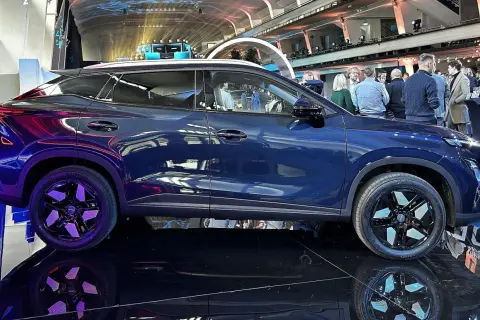 Błękitny Omoda 5 na wystawie, z widocznymi detalami nadwozia i felg. Wymiary tego SUV-a robią wrażenie.