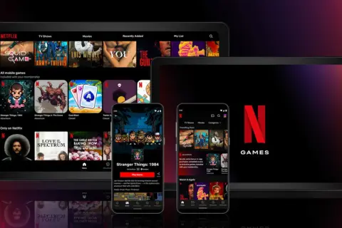 Na ekranach tabletów i smartfonów widać interfejs aplikacji Netflix z grami mobilnymi, w tym "Stranger Things". Odkryj nowe **Netflix gry**!