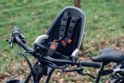 Moderner Kindersitz für das Fahrrad vorne, erlaubt sichere Ausflüge mit dem Nachwuchs.