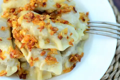Pyszne pierogi z kaszą gryczaną i twarogiem, posypane chrupiącą cebulką. Idealne na obiad!