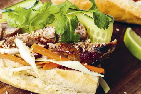 En saftig banh mi med grillat kött, krispiga grönsaker och färska örter. En perfekt kombination av smaker och texturer.