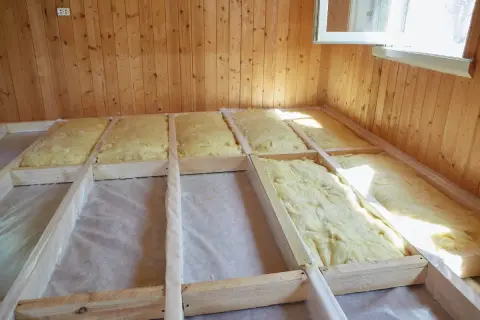 Struttura in legno per isolare pavimento con lana di vetro.