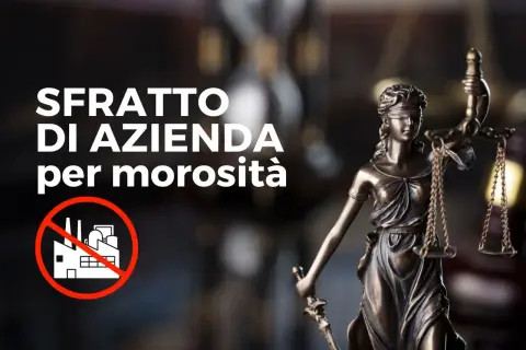 Statua della Giustizia e simbolo di fabbrica barrata. Testo: "Sfratto di azienda per morosità". Riforma Cartabia.