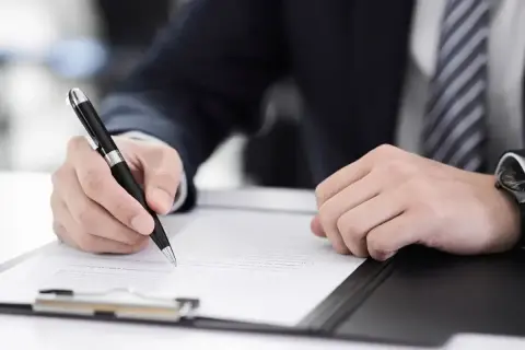 Biznesmen podpisuje umowę ramową, kończąc ważny etap negocjacji.