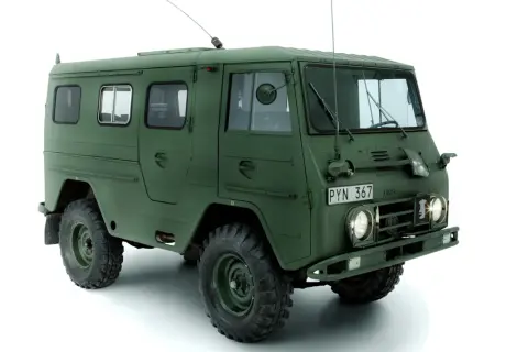 Grön militärbil, en Volvo Valp, står redo för äventyr.
