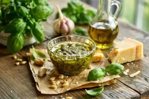 Jak zrobić idealne pesto w domu? Sekret smaku i zielonego koloru