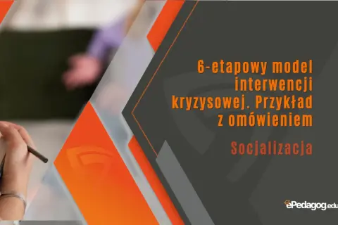 6-etapowy model interwencji kryzysowej: przykład z omówieniem. Socializacja. Dłoń z ołówkiem nad notatnikiem.