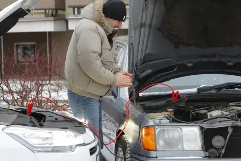 Jak otworzyć auto z rozładowanym akumulatorem? Proste sposoby