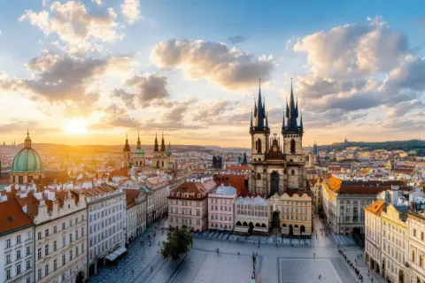 Zachód słońca nad Pragą, idealny na weekend w Czechach. Widok na Rynek Staromiejski z Kościołem Marii Panny przed Tynem.