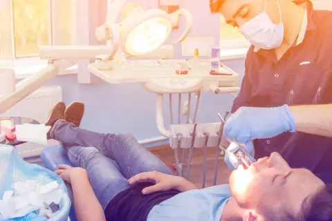 Jak dentysta wyrywa zęba: co musisz wiedzieć przed ekstrakcją