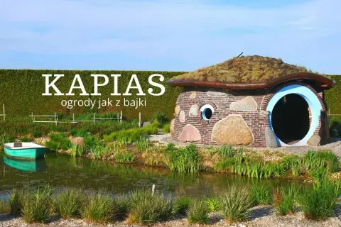 Ogrody Kapias jak z bajki. Domek hobbitów nad stawem, zielona łódka. Pozytywne opinie o tym miejscu.