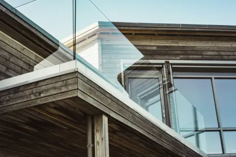 Fachada moderna con madera resistente y cristal.