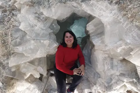 Una mujer sonríe dentro de la Cueva de los Cristales, una maravilla natural que ver en Pulpí.