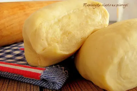 Gotowe ciasto na pierogi, jak ciasto wonton, czeka na wałek.