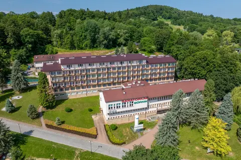 Sanatorium Górnik w Iwoniczu Zdroju, otoczone zielenią, zaprasza na wypoczynek.