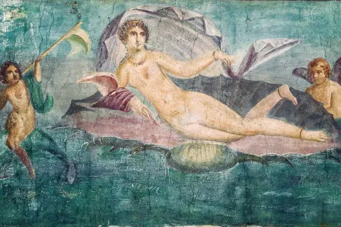 Fresque antique : Aphrodite est la déesse de l'amour et de la beauté, représentée ici sur un char marin, accompagnée d'un putto ailé.