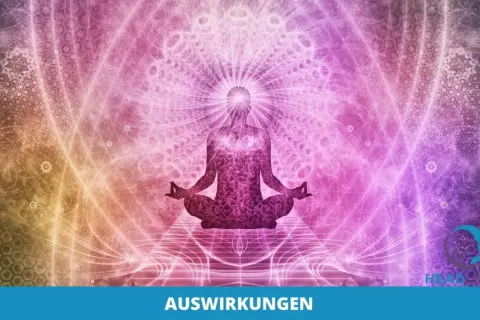 Eine Person in Meditationshaltung vor einem leuchtenden Mandala. Verschiedene Meditation arten können zu solch innerer Klarheit führen.