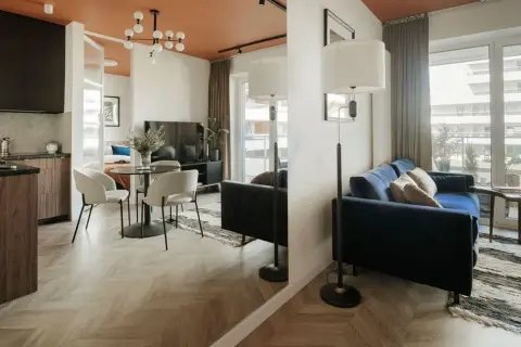 Jak urządzić salon w bloku? Sprytne triki na mały metraż