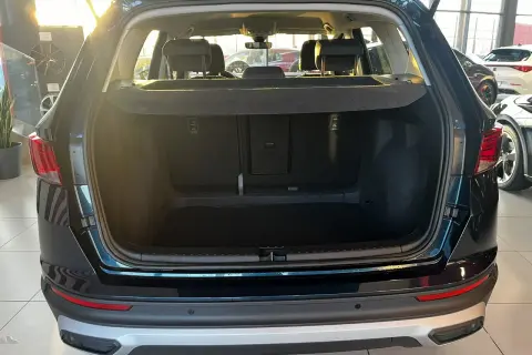 Otwarty bagażnik Seat Ateca, gotowy na podróż. Sprawdź, jak duża jest jego pojemność bagażnika, idealna na wakacyjne wyjazdy.