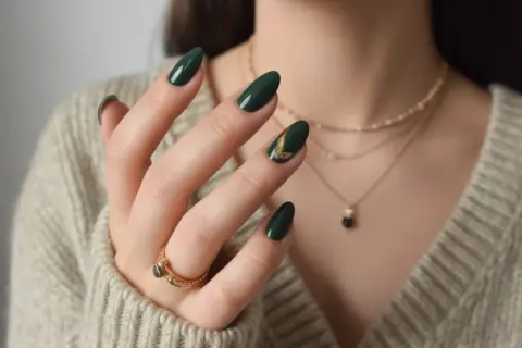 Butelkowa zieleń na paznokciach: Sekrety stylowego manicure