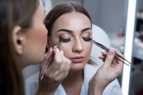 Jak nakładać sztuczne rzęsy, aby uzyskać naturalny efekt bez błędów