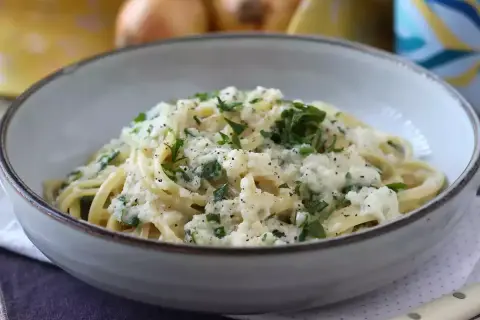 Krämig pasta med ost och persilja, ett av många billiga vegetariska recept som passar perfekt för en snabb middag.