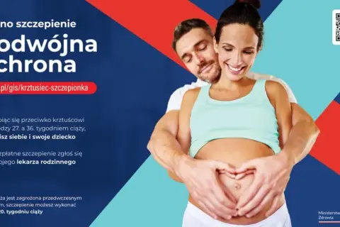 Szczęśliwi przyszli rodzice tworzą serce na brzuchu mamy. Kampania informuje o szczepieniu przeciwko krztuścowi w ciąży.