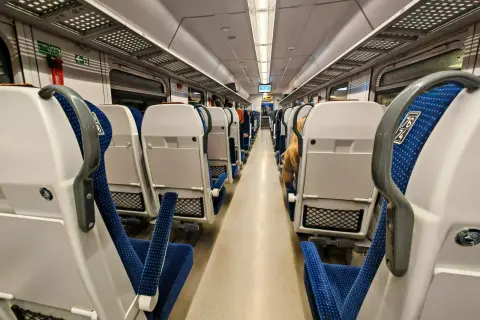 Wygodne siedzenia w pociągu, idealne na podróż. Sprawdź, jak dojechać z Warszawy do Jarosławca pociągiem i rozpocznij wakacje!