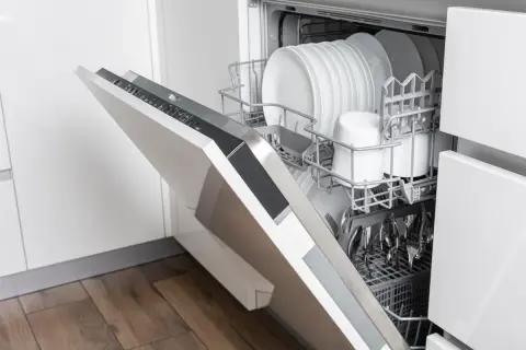 Otwarta zmywarka Electrolux z pełnym koszem naczyń. Wyświetla się błąd i30, wskazujący na problem z odprowadzaniem wody.