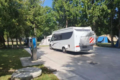 Wohnmobil auf einem Campingplatz, gute Bratislava Tipps für Camper.