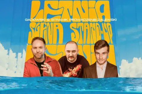 Trzech mężczyzn na tle nieba i wody. Bartosz Zalewski prowadzi letni stand-up z Gadowskim i Stramikiem.