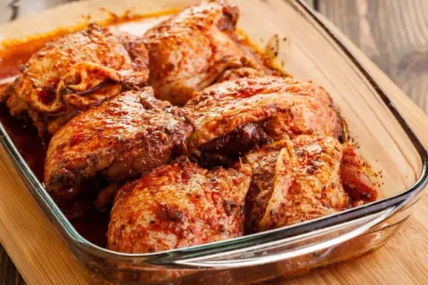 Saftiges putenfleisch marinieren in einer Glasform, bereit zum Braten.