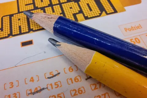 Czy polscy celebryci promujący loterie sami grają w Eurojackpot? Dwa ołówki leżą na kuponie lotto, sugerując wybór liczb.