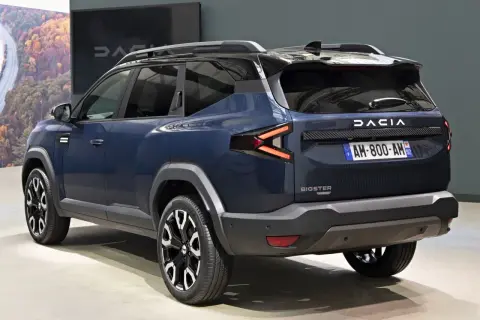 Dacia Bigster w kolorze granatowym, z charakterystycznymi światłami LED. Zapowiedź przyszłych silników dla tego modelu.