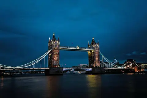 Wieczorem oświetlony Tower Bridge w Londynie. Zastanawiasz się, jaka waluta w Londynie? To funt brytyjski.