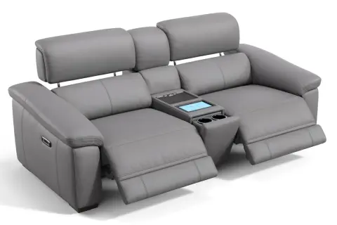 Grauer Ledersofa mit integriertem Tisch und Getränkehaltern. Wenn das **Sofa zu hart was tun**? Dieses Modell bietet Komfort und Technologie.