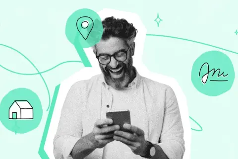 Uomo sorridente con smartphone, icone di casa, posizione e firma. Forse una soluzione per il preavviso sfratto affitto?