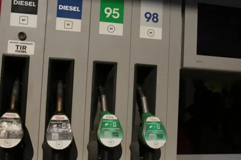 Dwa dystrybutory diesla i dwa dystrybutory benzyny (95 i 98) na stacji paliw. Dostępna jest też etylina.