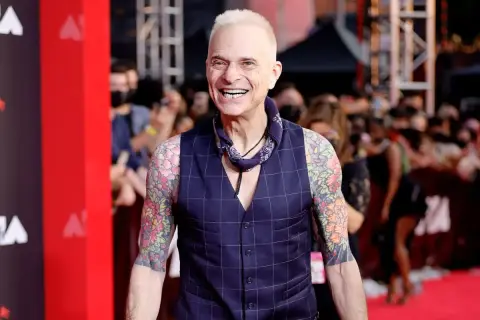 David Lee Roth, sorridente e tatuato, sul red carpet. Nonostante le voci sulla sua salute, appare in forma.