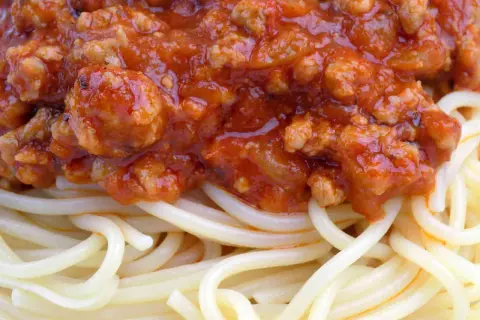 Szybkie spaghetti z pomidorami z puszki i mięsem mielonym na kolację