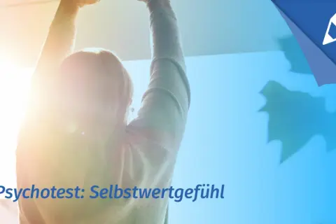 Person streckt Arme nach oben, strahlendes Licht. Text: Psychotest: Selbstwertgefühl.