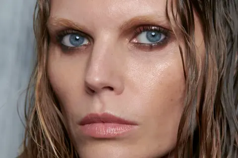 Occhi intensi con mascara sfumato, labbra lucide e capelli bagnati. Quanto dura un mascara? Dipende dalla formula e dall'applicazione.