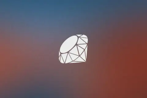 Biały symbol szlifowanego kamienia szlachetnego, przypominający logo języka programowania ruby, na tle gradientu od niebieskiego do czerwonego.
